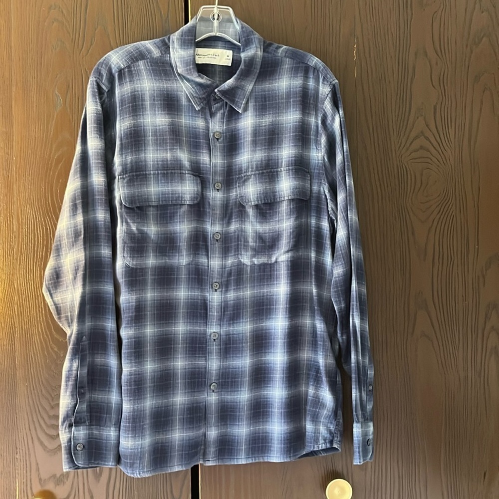 Abercrombie & Fitch men’s lightweight flannel long sleeved shirt. Size Medium